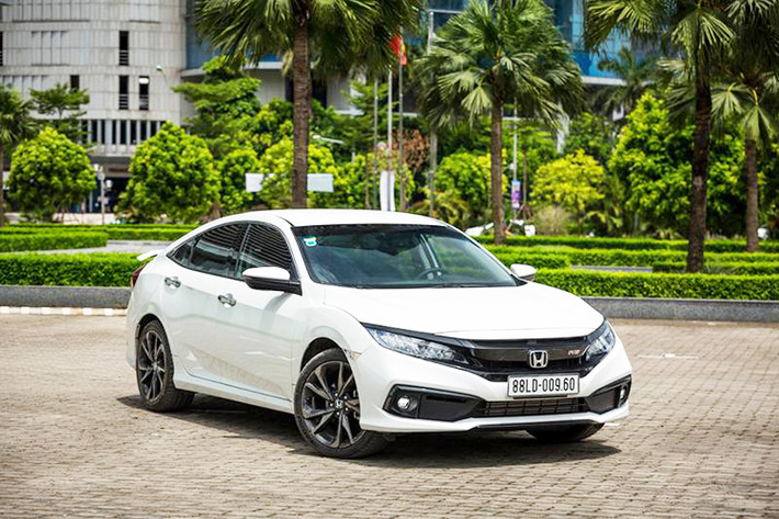 Tiếp nối những giá trị đã tạo nên bản sắc của Honda Civic thế hệ thứ 10, Honda Civic 2019 mới với những thay đổi mạnh mẽ về thiết kế ngoại thất cũng như nội thất, đem đến một diện mạo mới nhấn mạnh cá tính trẻ trung, năng động và sự bứt phá mạnh mẽ và tiếp tục trở thành mẫu xe được nhiều khách hàng yêu thích.