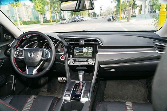 Honda Civic RS 2019 sở hữu không gian nội thất rộng hơn các đối thủ cùng phân khúc. Ghế được bọc da, cả 5 vị trí ngồi đều có khoảng để chân rất thoải mái. Vị trí ghế lái và hàng ghế trước được thiết kế trọng tâm thấp làm tăng chất thể thao, tuy nhiên do trọng tâm thấp nên người lái sẽ có tầm quan sát bị hạn chế hơn so với các xe gầm cao khác. Hàng ghế sau được thiết kế có thể gập 60:40 và thông hoàn toàn với khoang hành lý.