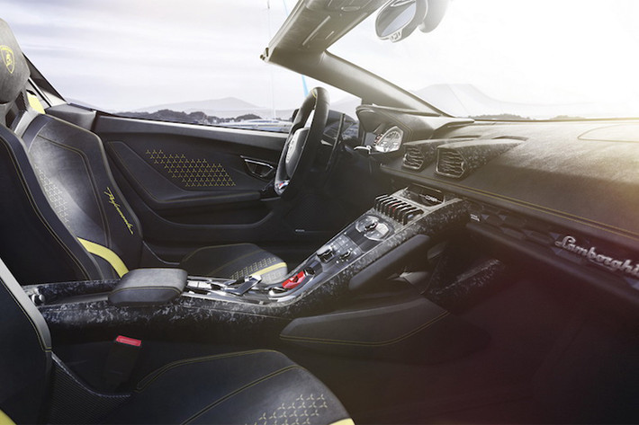 Ngoài ra, trên mẫu xe này nó còn được cung cấp 03 chế độ lái là: Strada, Sport và Corsa.. Ở phía sau, xe được lắp đặt cánh gió rộng giúp tăng lực nén (downforce), hệ thống ống xả đường kính lớn được đặt cao.