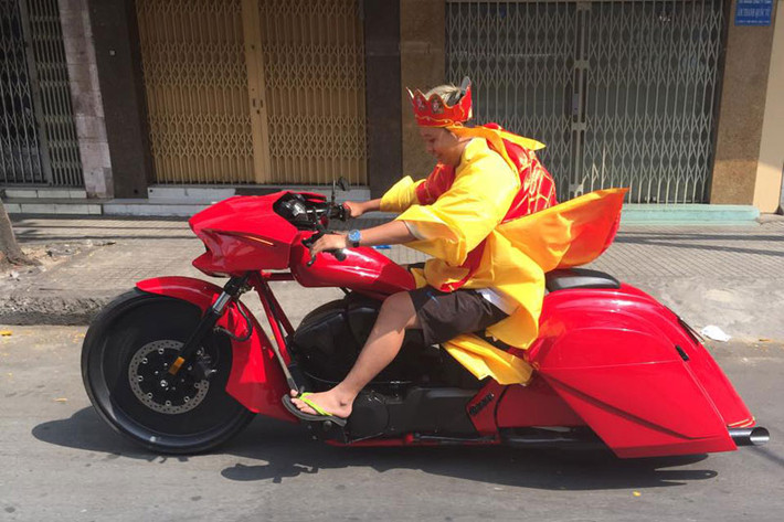 Trong trang phục Đường Tăng, một biker nổi tiếng trong giới chơi xe Việt Nam vừa diễu chiếc Honda Fury 1300 độ dạo quanh TP. HCM.
