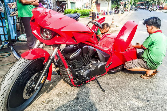 Vành trước chiếc xe được điêu khắc họa tiết đàn chim Lạc tương tự trên mặt trống đồng Đông Sơn. Gầm xe được hạ thấp, và mặt nạ phía trước tựa như rắn hổ mang.