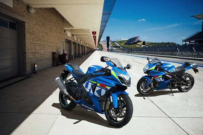 GSX-R750 và R700 cũng được mang bộ tem Suzuki Ecstar đẹp đẽ nhưng không đi kèm ống xả Yoshimura.