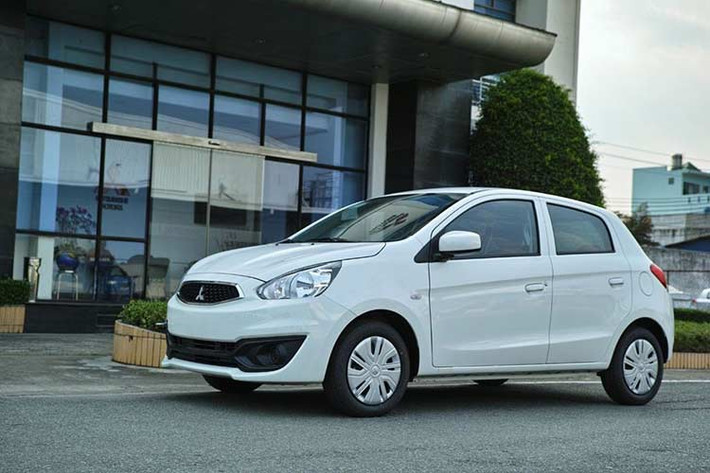 Mirage là mẫu xe tốt và luôn được đánh giá cao tại thị trường nước ngoài. Tuy nhiên, nó lại gặp nhiều bất lợi trước các đối thủ cùng phân khúc tại Việt Nam. Lý do có thể kể đến như; thiết kế của xe đơn giản, thô và già cỗi, không chịu làm mới. Chế độ chăm sóc sau bán hàng của Mitsubishi tại Việt Nam bị người dùng đánh giá thấp.