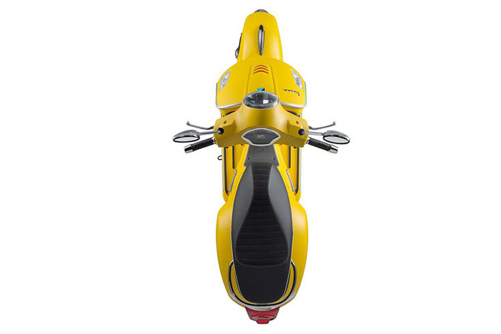 Ngoài ra, hãng xe máy Piaggio cũng đã trang bị cho mẫu xe tay ga cao cấp này thiết bị định vị tìm xe, mở yên từ xa và tích hợp cổng sạc USB cho các thiết bị di động... trên các mẫu xe tay ga mới của mình.