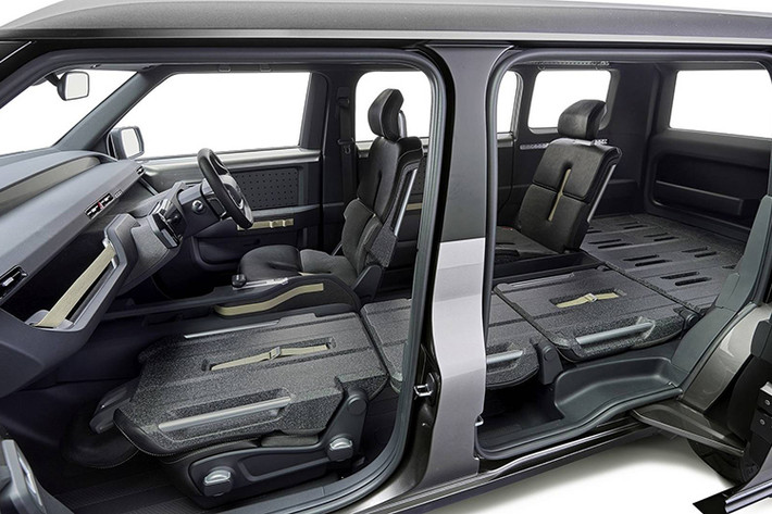 Mang phong cách SUV, TJ Cruiser được phủ lớp chống xước đặc biệt trên nắp khoang động cơ, mui xe và các hốc vòm bánh. Chiếc xe cũng có bộ mâm 20 inch kèm bộ lốp gai lớn, hệ thống treo vững chắc và có khoảng hành trình lớn để dễ dàng vượt qua những địa hình.