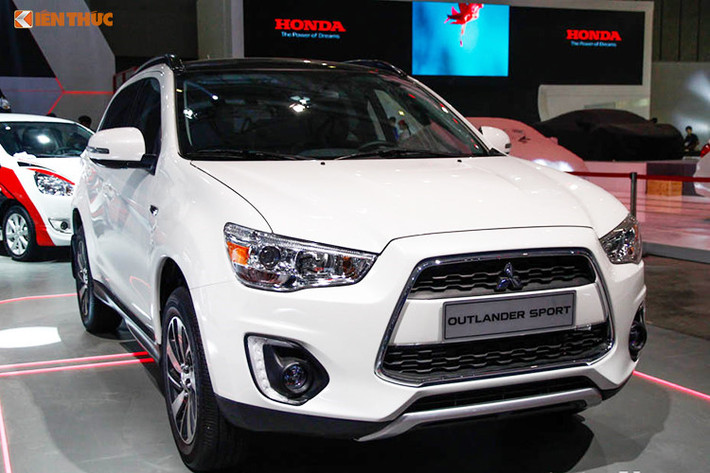 Với mẫu xe Mitsubishi Outlander Sport, khách hàng sẽ nhận được ưu đãi 78 triệu đồng đi kèm bộ phụ kiện trị giá 40 triệu đồng khi về đại lý. Như vậy mẫu xe này hiện đang có mức giá khoảng 860 triệu đồng. Mitsubishi hiện là thương hiệu xe có doanh số cực thấp, khi các mẫu xe của hãng này liên tục nằm trong top xe ế nhất Việt Nam.