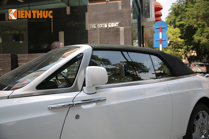 Xe sở hữu màu sơn trắng, được biết sơn của Drophead gồm 5 lớp khác nhau để tạo màu và bảo vệ. Những đường nét khỏe trên kính chắn gió, tỷ lệ dài phù hợp giúp nó vẫn được nét mạnh mẽ và năng động.