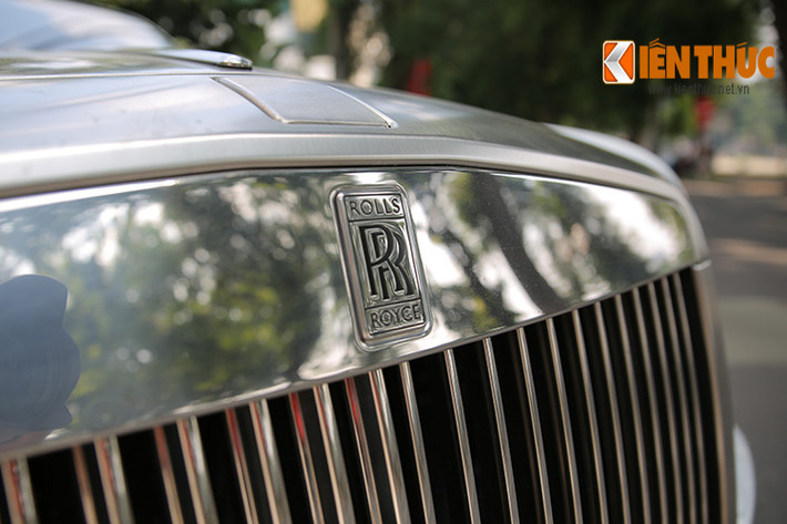 Chiếc Phantom Drophead tại Hà Nội với logo 2 chữ R đan xen vào nhau, đây là thuộc phiên bản cũ của dòng xe sang Anh quốc với đặc điểm là đèn pha tròn thay vì hình chữ nhật như bản hiện tại.