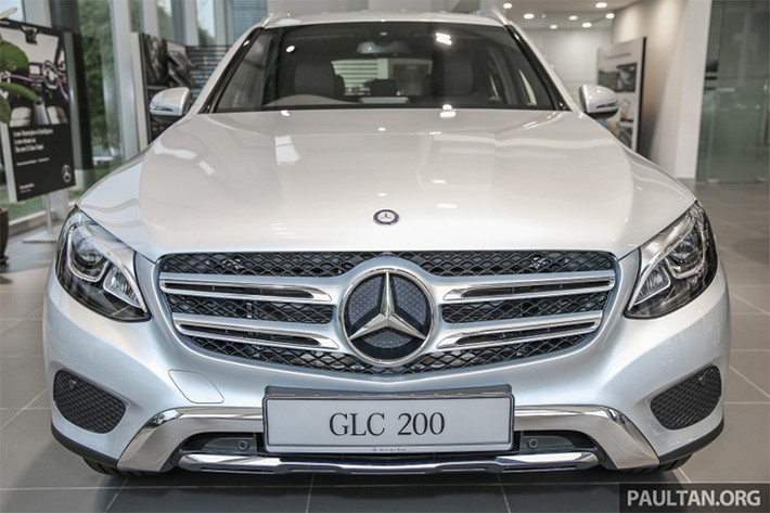 Cụ thể, ở phần đầu xe - Mercedes-Benz GLC 200 vẫn sử dụng công nghệ đèn led hiệu suất cao, tuy nhiên nó sẽ không có chức năng đèn thông minh giống như 2 phiên bản đàn anh: GLC 250 & GLC 300.