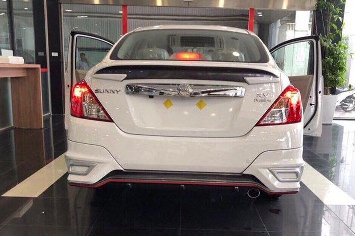 Về mặt tổng thể, thiết kế ngoại thất của Nissan Sunny 2019 không có nhiều khác biệt với phiên bản trước đó. Những thay đổi trên xe khá nhỏ và đi sâu vào chi tiết ví dụ như cụm đèn pha trước được làm lại hay lưới tản nhiệt uốn cách điệu, không còn thẳng như trước. Đặc biệt, xe có thêm dải đèn LED định vị ban ngày và bộ body lip viền đỏ đầy thể thao hơn.