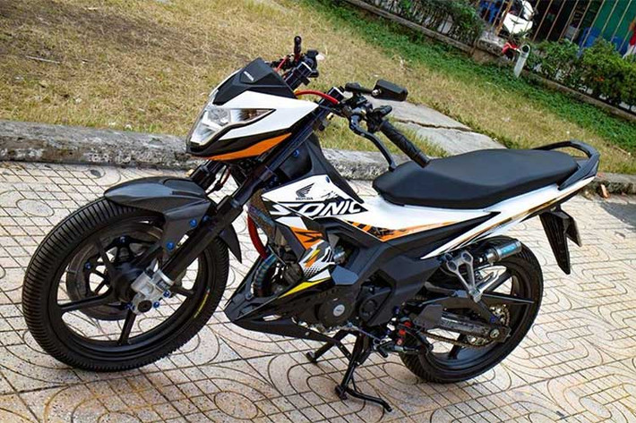 Mẫu xe máy Honda Sonic 150R là phiên bản nối tiếp thành công của thế hệ Hyper-Underbone Sonic 150 trước đây. Sở hữu thiết kế thể thao, góc cạnh, tư thế lái đậm chất Racing cùng động cơ DOHC mạnh mẽ chính là những yếu tố quyết định sự thành công của mẫu xe này.