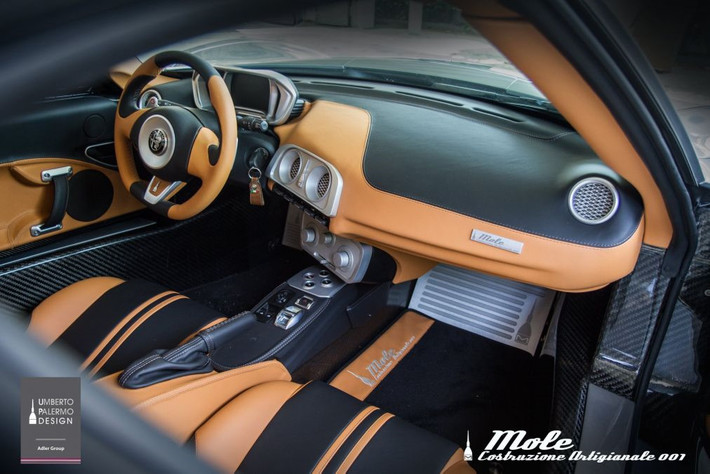 Nội thất tiêu chuẩn trên Alfa Romeo 4C đã được thay thế mang đến một cái nhìn tươi mới và thể thao hơn, với hai tông màu chủ đạo là đen và nâu vàng.