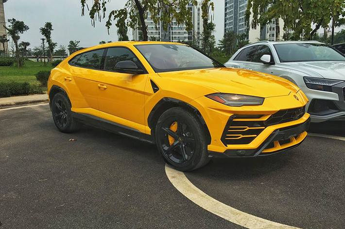 Trong ảnh chính là chiếc siêu SUV Lamborghini Urus thứ 3 về Việt Nam. Xe được một công ty nhập khẩu tư nhân Hà Nội đưa về nước vào đầu tháng 12/2018, sau đó, người chuyên mua bán xe sang Hà Nội đã bỏ tiền ra mua về để tìm kiếm khách hàng cho riêng mình