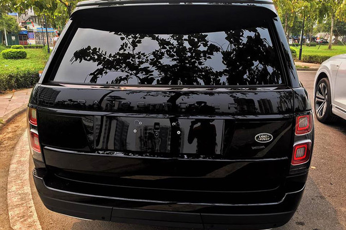 Động cơ V8, dung tích 5.0 lít Supercharged trên Range Rover Autobiography LWB 2018 sẽ sản sinh ra công suất tối đa 518 mã lực, cao hơn 138 mã lực so với xe Range Rover Autobiography LWB 2018 chính hãng của Minh "Nhựa". Mô-men xoắn cực đại đạt 625 Nm.