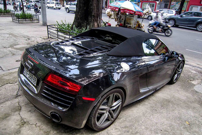 Audi R8 V10 sở hữu ống xả hình tròn đường kính họng xả lớn, đây là đặc điểm phân biệt phiên bản 2013 với phiên bản 2011.