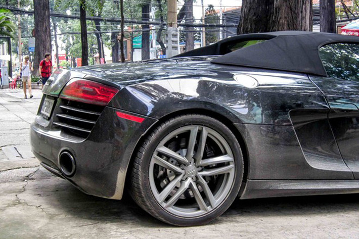 Chiếc R8 V10 này là phiên bản năm 2013. Xe sở hữu khối động cơ dung tích 5.2 lít, công suất 518 mã lực và 540 Nm mô-men xoắn. Thời gian tăng tốc từ 0-100 km/h trong 3,6 giây, tốc độ tối đa 320 km/h.