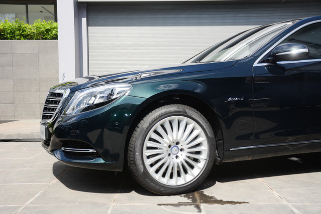 Khác biệt với Mercedes Maybach S600 và S500, Mercedes-Maybach S 400 4MATIC sở hữu loại mâm xe 19 inch đa chấu đơn đa chấu đơn. Mercedes còn trang bị tính năng Curve Dynamic Assist giúp tránh hiện tượng thiếu lái khi vào cua ở tốc độ cao, Crosswind Assist hỗ trợ người lái điều khiển khi có lực gió mạnh thổi ngang thân xe.