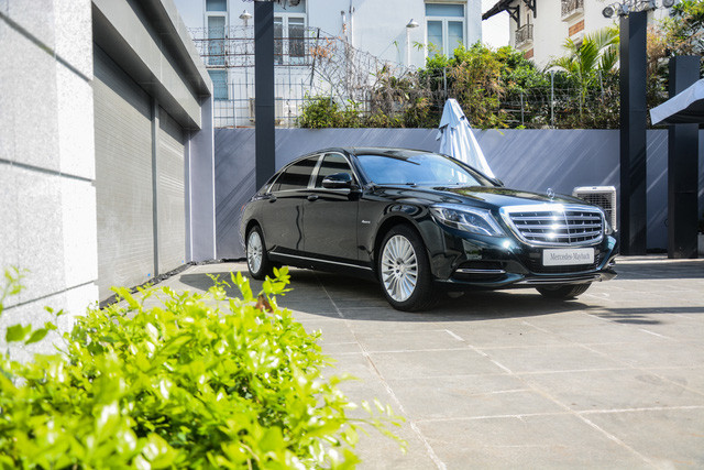 Mercedes-Maybach S400 4Matic bắt đầu được phân phối tại thị trường Việt Nam với mức giá bán lẻ tiêu chuẩn 6,899 tỷ đồng. Mức giá bán của siêu xe sang này chỉ đắt hơn bản sedan S500L khoảng 400 triệu nhưng bù lại khách hàng của dòng xe siêu sang sẽ có một không gian nội thất xa hoa cùng logo Maybach xuất hiện khắp xe.