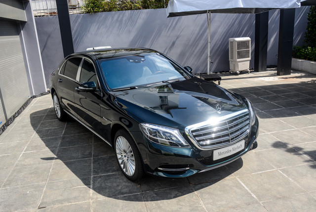 Hai năm trước, Mercedes-Benz lần đầu tiên giới thiệu mẫu siêu xe sang Maybach S600 và tính đến nay đã có 100 chiếc lăn bánh. Thành công ngoài sức mong đợi của của dòng xe Merceddes-Maybach đã khiến Mercedes-Benz Việt Nam mới đây phân phối thêm hai sản phẩm cấp thấp hơn là Mercedes-Maybach S500 và Maybach S400 4Matic.