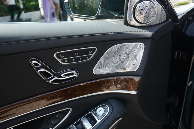 Hệ thống giải trí trên Mercedes-Maybach S400 4Mati là loại Burmeister 3D High End có công suất 1.540 W cùng 24 loa. Hành khách có thể đổi màu đèn viền nội thất với 7 màu khác nhau, tùy theo tâm trạng. Ở giữa hai hàng ghế dạng thương gia còn tích hợp thêm ngăn lạnh...