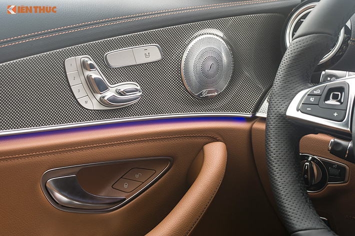 E300 AMG được trang bị cửa sổ trời toàn cảnh panorama cùng hệ thống Air-Balance với bộ lọc không khí cao cấp cùng năng ion hóa oxy cung cấp không khí trong lành bên trong xe. Do được kéo dài thêm 43 mm so với thế hệ trước nên cảm giác bên trong E-class mới rộng rãi hơn. Băng ghế sau đủ thoải mái cho ba người lớn.