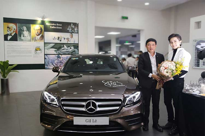 E-Class nói chung và E300 AMG đã mang những công nghệ hiện đại nhất của thương hiệu Mercedes-Benz về Việt Nam. Xe được trang bị cụm đèn chiếu sáng LED thông minh Multibeam và màn hình kép 12,3 inch trong cabin là những trang bị tạo nên điểm nhấn.