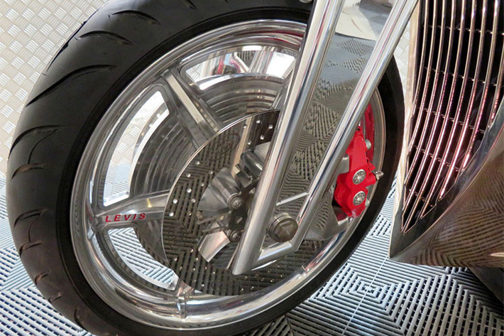 Một số chi tiết hiếm hoi thoát khỏi vỏ bọc kim loại thi đều được phủ màu đỏ như tay lái, kẹp phanh, chụp đồng hồ, nắp che động cơ, yên xe. Bảng đồng hồ của của chiếc xe môtô V6 Cafe Racer này sử dụng là loại Koso RXF màn hình màu hiển thị đa thông tin.