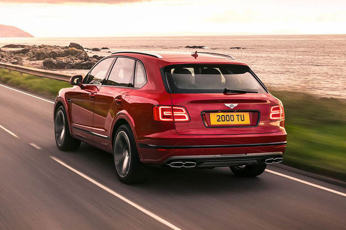 Hệ thống phanh cũng là một điểm đáng nói trên Bentayga V8. Phanh trước có đường kính lên tới 440mm, sử dụng heo phanh với 10 piston đối xứng nhau và đĩa 370mm ở bánh sau. Theo Bentley, chưa có một mẫu xe thương mại nào sử dụng phanh lớn như vậy. Chính vì vậy, không ngạc nhiên khi tùy chọn mâm của xe có đường kính "ngoại cỡ" từ 20-22 inch.