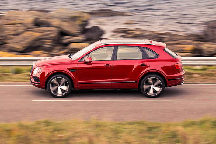 Như vậy nếu không tính chiếc Bentayga W12 đầu tiên, Bentayga V8 là phiên bản động cơ mới thứ 2 của dòng siêu SUV này, sau chiếc Bentayga Diesel ra mắt năm ngoái. Về thiết kế, Bentayga V8 gần như hoàn toàn giống như 2 phiên bản còn lại, với điểm khác biệt duy nhất là các lưới chắn trên cản trước tối màu thay vì mạ chrome bóng.
