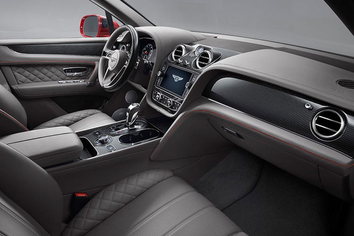Chiếc xe cũng vẫn được tích hợp đầy đủ các trang bị tiện nghi xa hoa, đồng thời Bentley còn giới thiệu một số tùy chọn màu sắc và vật liệu cao cấp mới bên trong cabin, chẳng hạn như sợi carbon. Khác biệt lớn nhất của Bentley Bentayga giá rẻ đó chính là sự hiện diện của khối động cơ V8 tăng áp kép 4.0l V8 trong khoang máy.