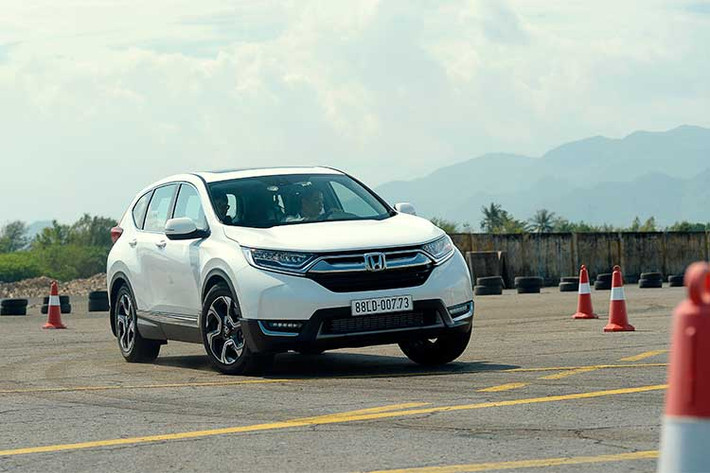 Ngoài việc nâng cấp động cơ, gia tăng tiện ích, thay đổi thiết kế, Honda CR-V thế hệ thứ 5 còn được trang bị các tính năng tiên tiến khác như: Hệ thống cảnh báo chống buồn ngủ (Driver Attention Monitor), Cửa sổ trời toàn cảnh Panorama, Chế độ giữ phanh tự động, Cốp điện tự động và Hệ thống hỗ trợ đánh lái chủ động (AHA).