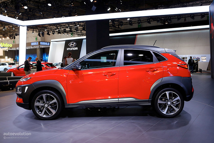 Mẫu SUV đô thị Hyundai Kona lần đầu tiên ra mắt tại quê nhà Hàn Quốc vào tháng 6/2017. Xe được đặt tên theo một quận trên đảo Big Island ở Hawaii, Kona sở hữu thiết kế trẻ trung, phá cách và năng động. Các kích thước tổng thể D x R x C của xe lần lượt là 4165, 1800 và 1550 mm.
