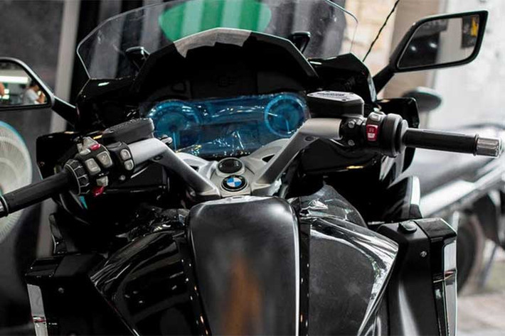 Xe sở hữu mặt đồng hồ TFT hiển thị thông số, đồng hồ GPS định vị trên chuyến đi, lẫy chuyển số tự động trên tay lái tích hợp số lùi, sưởi ấm bao tay, công tắc điều chỉnh gương hậu kết hợp với gương điện chủ động, chìa khoá thông minh bằng nút bấm... Hệ thống giải trí gồm loa tích hợp phía sau kính gió, kết nối điện thoại thông minh, Bluetooth...