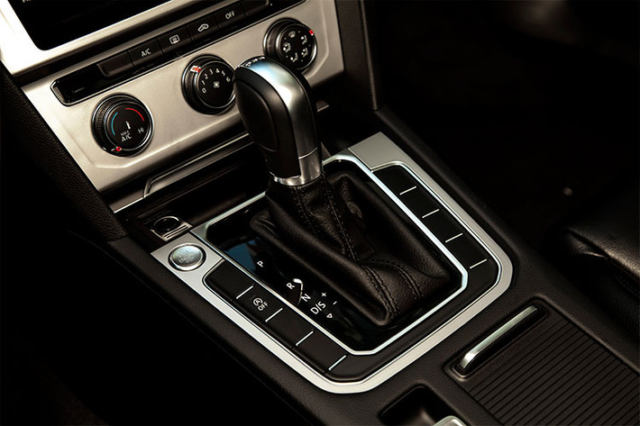 Ngoài ra Passat phiên bản BlueMotion Comfort còn sở hữu hệ thống chống bó cứng phanh ABS, chống trượt khi tăng tốc ASR, cân bằng điện tử ESC, hệ thống kiểm soát lực kéo EDTC, kiểm soát cự ly đỗ xe PDC...