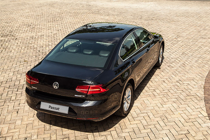 Phần đuôi xe dễ nhận biết với huy hiệu BlueMotion TSI, thể hiện cho công nghệ tiết kiệm nhiên liệu trên các dòng máy chạy xăng của Volkswagen. Bộ lazăng của xe là loại hợp kim nhôm, kích thước 16 inch. Các loại đèn chiếu sáng khác như đèn phanh, đèn xinhan, đèn báo rẽ trên gương chiếu hậu và đèn định vị DRL đều ứng dụng công nghệ LED.