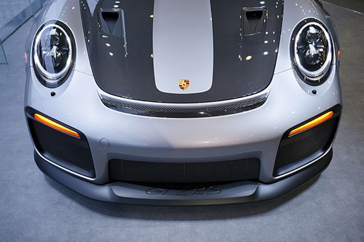 Thiết kế của hãng siêu xe Porsche luôn là điều không cần phải bàn luận quá nhiều. Mọi chi tiết đều gần như hoàn hảo. 911 GT2 RS vẫn mang thiết kế đặc trưng của Porsche, các chi tiết đều mượt mà và tròn trịa nhưng luôn ẩn chứa sức mạnh cơ bắp.