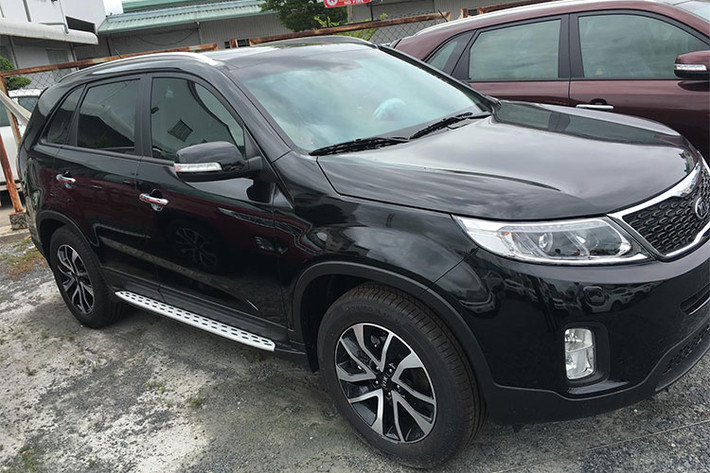 Ngoài bộ mâm mới thì mẫu xe Kia Sorento 2018 không khác biệt với phiên bản từng giới thiệu trước đó vào đầu năm nay. Một số chi tiết khác để phân biệt với bản 2017 là Baga mui mới dạng thấp chứ không còn là dạng cao như trước, thiết kế này giúp xe trường dáng hơn.
