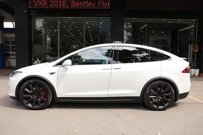Tesal Model X là dòng xe thương mại thứ 2 mà hãng xe ôtô Mỹ đưa vào sản xuất, ra mắt năm 2015. Tesla tại Việt Nam hiện vẫn thuộc dạng hàng hiếm nếu so với mẫu BMW i8 do sử dụng động cơ hoàn toàn bằng điện.