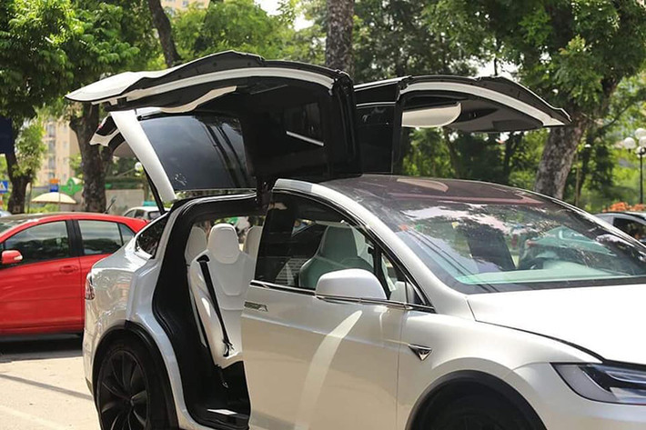 Mẫu siêu xe điện Model X tại Hà Nội thuộc phiên bản cao cấp nhất P100D. Ký hiệu "100" cho biết xe trang bị bộ pin 100 kWh, cho quãng đường di chuyển 465 km mỗi lần sạc đầy. Tesla Model X có thể tăng tốc 0-100 km/h trong 2,9 giây, tương đương với nhiều mẫu siêu xe.