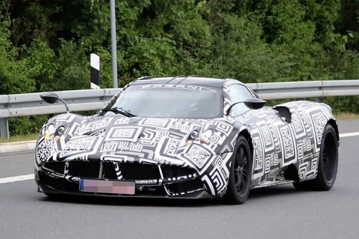 Trước đó loạt hình ảnh "nhá hàng" của Pagani cho thấy Huayra Roadster dường như sẽ sử dụng kiểu mui cứng thay cho loại mui vải và hiện vẫn chưa rõ chiếc mui này được xếp gọn gàng bằng nút bấm hay phải tháo lắp bằng tay. Ngoài ra, Pagani Huayra Roadster có cánh lướt gió và bộ khuếch tán phía trước thiết kế mới