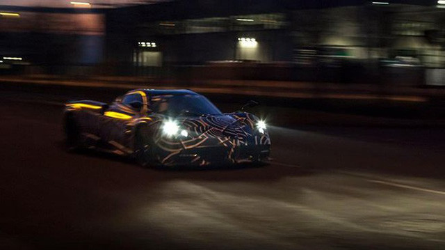 Theo nhiều nguồn tin, đây có thể là chiếc Huayra Roadster đang được các kỹ sư của Pagani chạy thử nghiệm trên phố, đồng thời cũng là sản phẩm chạy chương trình truyền thông nhằm mang đến sự tò mò cho nhiều người mê xe trên toàn thế giới, trước khi chính thức được vén màn vào tháng 3 sắp tới tại Thụy Sỹ.