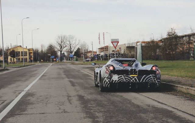 Hiện tại, giới mê xe chỉ có thể chiêm ngưỡng siêu xe Huayra Roadster qua các hình ảnh "nhá hàng" của hãng siêu xe đến từ Ý hay mới đây nhất là 1 chiếc Pagani Huayra phiên bản mui trần vừa bị bắt gặp xuất hiện trên các con phố tại Ý với ngoại hình được ngụy trang khá kín đáo.