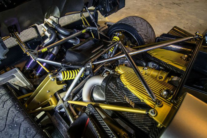 Nhiều nguồn tin cho hay, khối động cơ trên thần giớ Pagani Huayra phiên bản mui trần có thể vẫn là loại V12 Biturbo, dung tích 6.0 lít tiêu chuẩn do Mercedes-AMG sản xuất tương tự như bản Coupe. Động cơ này sản sinh công suất tối đa 720 mã lực và mô-men xoắn cực đại 1.000 Nm.