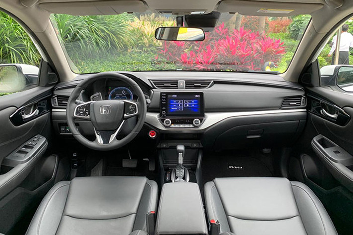 Đáng tiếc là ở bên trong mẫu xe sedan Envix 2019 mới, hãng Honda lại không hề sáng tạo mà gần như bê nguyên thiết kế nội thất của Crider 2019 sang. Bản thân thiết kế nội thất này cũng vay mượn nhiều chi tiết của những mẫu xe Honda khác như Accord, CR-V hay Civic.