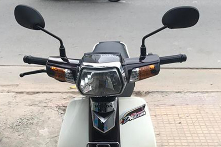 Đây là mẫu cuối cùng của hệ 100cc ra mắt năm 2013, được người mua cách đây 3 năm. Chủ xe đi 34 km, sau đó trùm mền cất giữ. Một người sưu tầm xe ở TP HCM đã tìm cách mua lại. Chính vì vậy, các chi tiết bên ngoại thất của xe vẫn còn nguyên zin như mới vừa được "đập thùng".