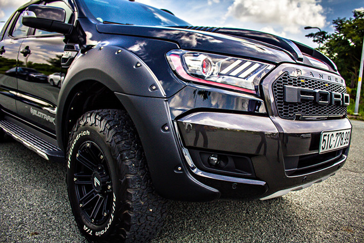 Khuôn mặt của chiếc pick-up Ranger Wildtrak độ này cũng mang đến sự “uy hiếp” cho người đối diện. Nắp capo được lắp thêm lỗ mũi trâu, lồi ra, cùng nhiều đường gân kèm hai mang cá tản nhiệt, ốp bánh mới càng làm tăng thêm vẻ hầm hố, bí ẩn cho chiếc xe.