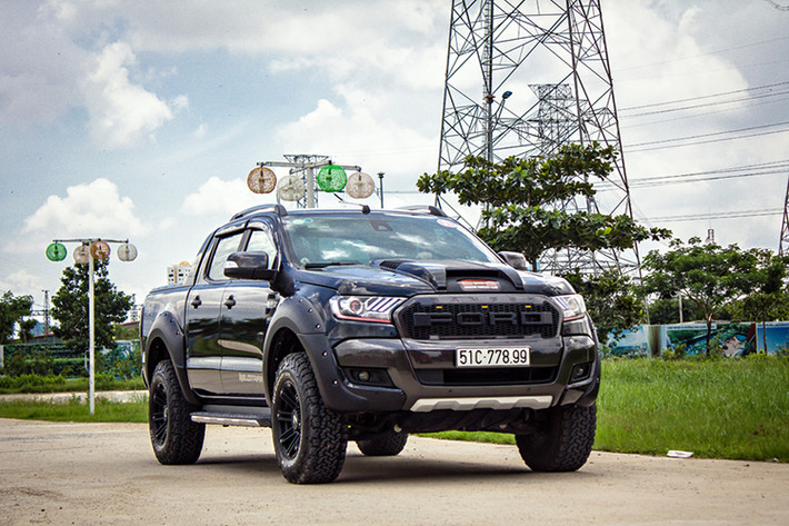 Ford Ranger 2016 xứng danh là vua bán tải tại thị trường Việt Nam với doanh số bán ra nhiều nhất trong thời gian qua. Tính đến thời điểm này, có thể nói chưa có một đối thủ xứng tầm nào ở phân khúc xe bán tải (pick-up) có thể hạ bệ được ngôi vuơng của nó.