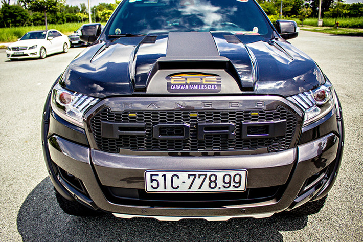 Ấn tượng đầu tiên của chiếc xế độ Ford Ranger Wildtrak Dark Knight chính là vẻ ngoài đồ sộ, hầm hố, dữ dằn của một chiếc xe bán tải địa hình. Với mầu sơn mới được chủ nhân trang bị - “đen từ đầu đến chân”, nó thực sự tạo dấu ấn với người đối diện ngay lần đầu gặp mặt.