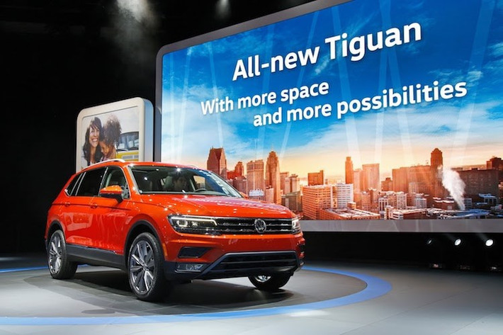 Thương hiệu ôtô Volkswagen tại Việt Nam (VW) vừa chính thức công bố giới thiệu mẫu xe Tiguan Allspace 2018, đây là chiếc SUV 7 chỗ hoàn toàn mới tại Việt Nam. Cụ thể mẫu xe Volkswagen Tiguan Allspace phiên bản mới này sẽ có mức giá bán ra 1.699 tỷ đồng (đã bao gồm VAT).