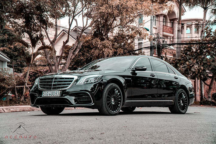 Mới đây, một đơn vị độ xe ở TP HCM đã thực hiện nâng cấp thành công cho mẫu xe Mercedes-Benz S400 cũ đời 2014 với bộ body-kit và một số chi tiết trang bị của phiên bản hiệu suất cao S63 AMG 2019.